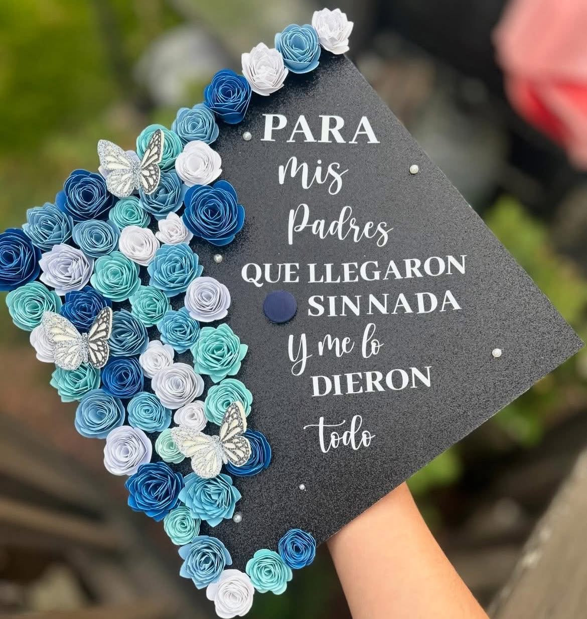 Para mis Padres que llegaron sin nada y me lo dieron todo Graduation Cap Topper