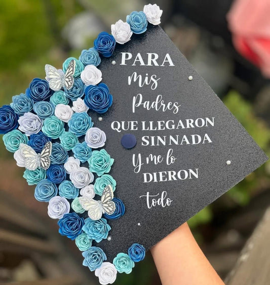 Para mis Padres que llegaron sin nada y me lo dieron todo Graduation Cap Topper